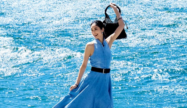 7/4 Sat｜「ラルフ ローレン」のデニムワンピースに抜け感のある黒小物を効かせて大人の休日カジュアルを堪能【365日コーディネート】