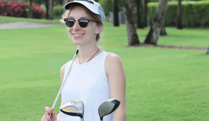 ゴルフを楽しむ女性