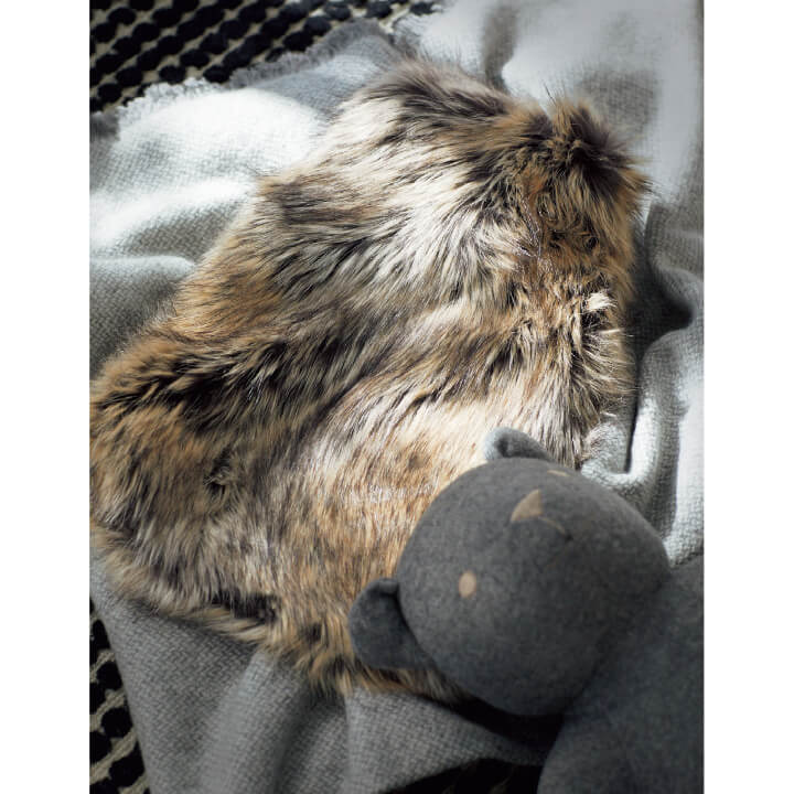 ツイードミルのファーカバー付き湯たんぽ￥9,500（リビング・モティーフ）、カシミヤのブランケット￥200,000・ウールのテディベア￥69,000（三喜商事〈アニオナ〉）　[Precious2019年2月号116ページ] 　