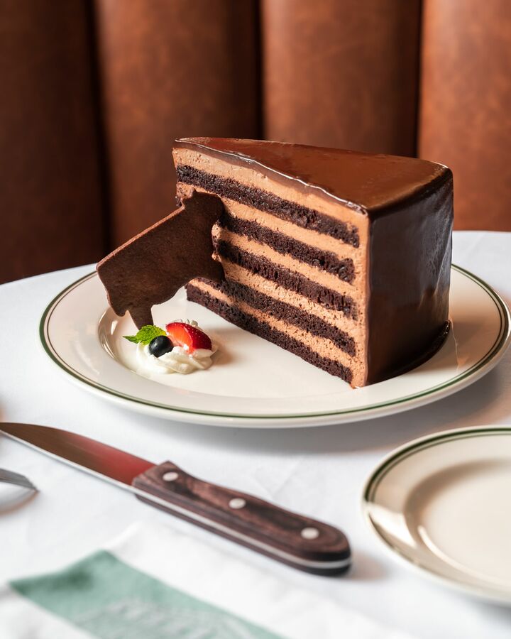 ケーキをつまみ食いしている!?  牛がモチーフのクッキー付き。