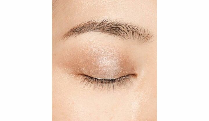 カラーアイライナーで目元をメイクしたモデルの松田珠希さんとカラーアイライナー