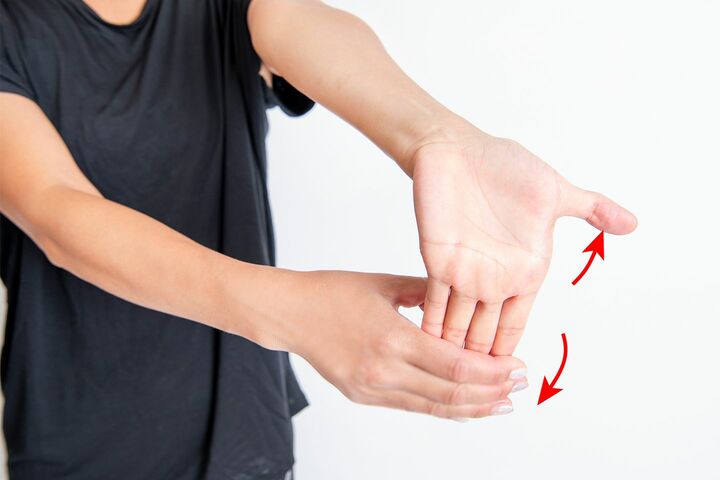 長時間のスマホ操作で親指に曲がりグセがついてしまう人も。スマホ腱鞘炎の予防にもなるので、気になる人はこまめに行いましょう。