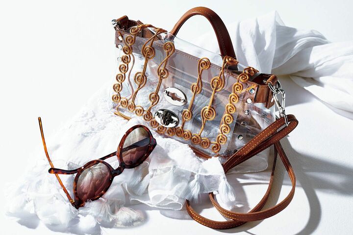 ザネラートのバッグ「ポスティーナ BABY クリスタリーノ」￥55,000／ショルダーストラップ付き【縦14×横19×マチ10cm】・アルテアのストール￥21,000／参考価格・スペクトレのサングラス￥19,000（アマン）　[Precious2019年4月号290ページ]