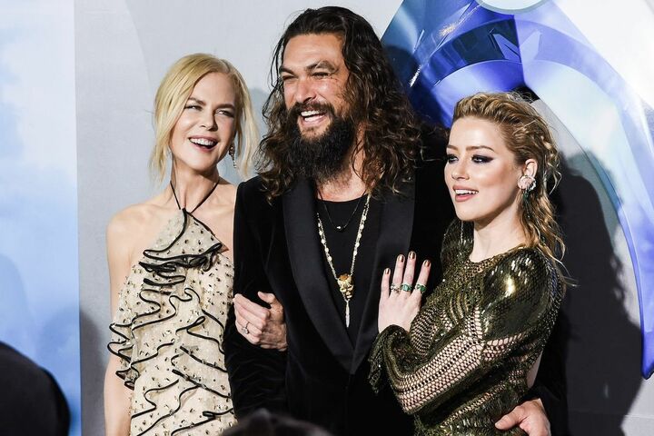 共演のジェイソン・モモア(中央)、アンバー・ハード(右)と。
