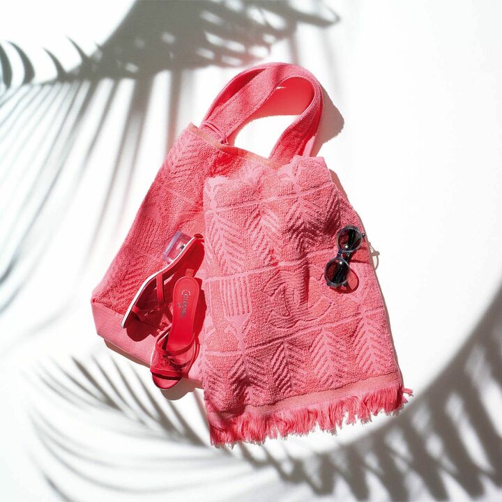 ビーチタオル￥145,000／バッグ付き【縦200×横100cm】・靴￥112,000（シャネル）、グレーのサングラス￥50,000（シャネル アイウエア事業部）　［Precious2019年8月号79ページ］