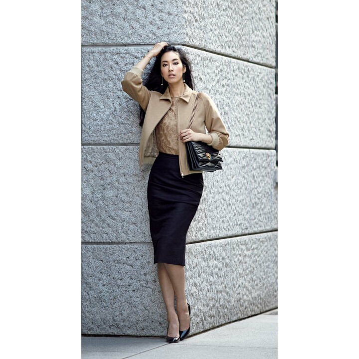 ブルゾン［ファー襟付き］・ブラウス（マックスマーラ ジャパン〈マックスマーラ〉） 、ピアス・バ ングル（TASAKI〈メラニー ・ジョージャコプロス TASAKI〉）、バッグ（バリー 銀座店）、靴（セルジオ ロッシ）　撮影／熊澤 透　BY：『Precious10月号』小学館、2015年