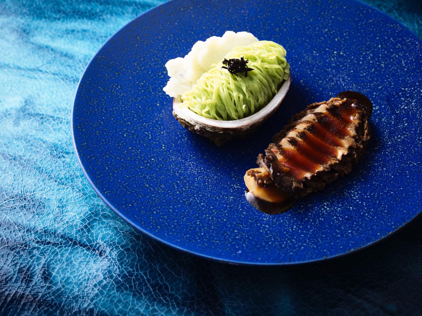 口に入れただけで、至福の味わいが広がって。涼の極み オリジナル冷麺¥7,090(税・サービス料別)