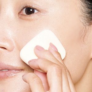 パウダリータイプは軽いタッチで撫でる。グッと押さえつけるように塗るとムラづきに。スポンジで撫でるように塗ると、ふんわりと均一に塗布できる。