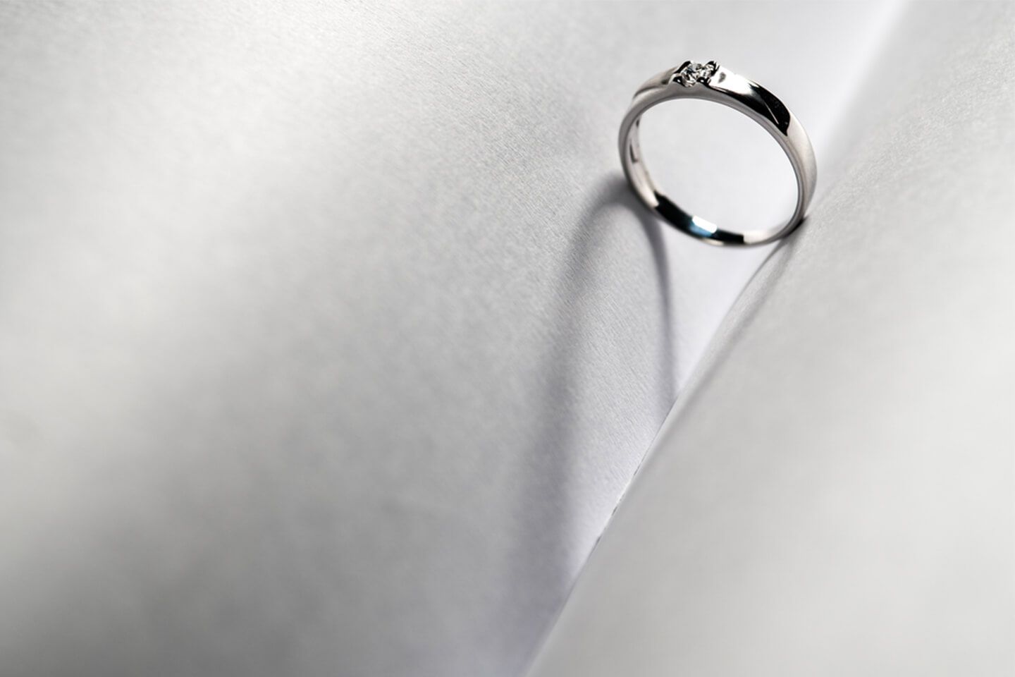 結婚指輪などにも用いられるプラチナは研磨剤入りのクロスでは磨かないようご注意を (画像:NAAN / Shutterstock)