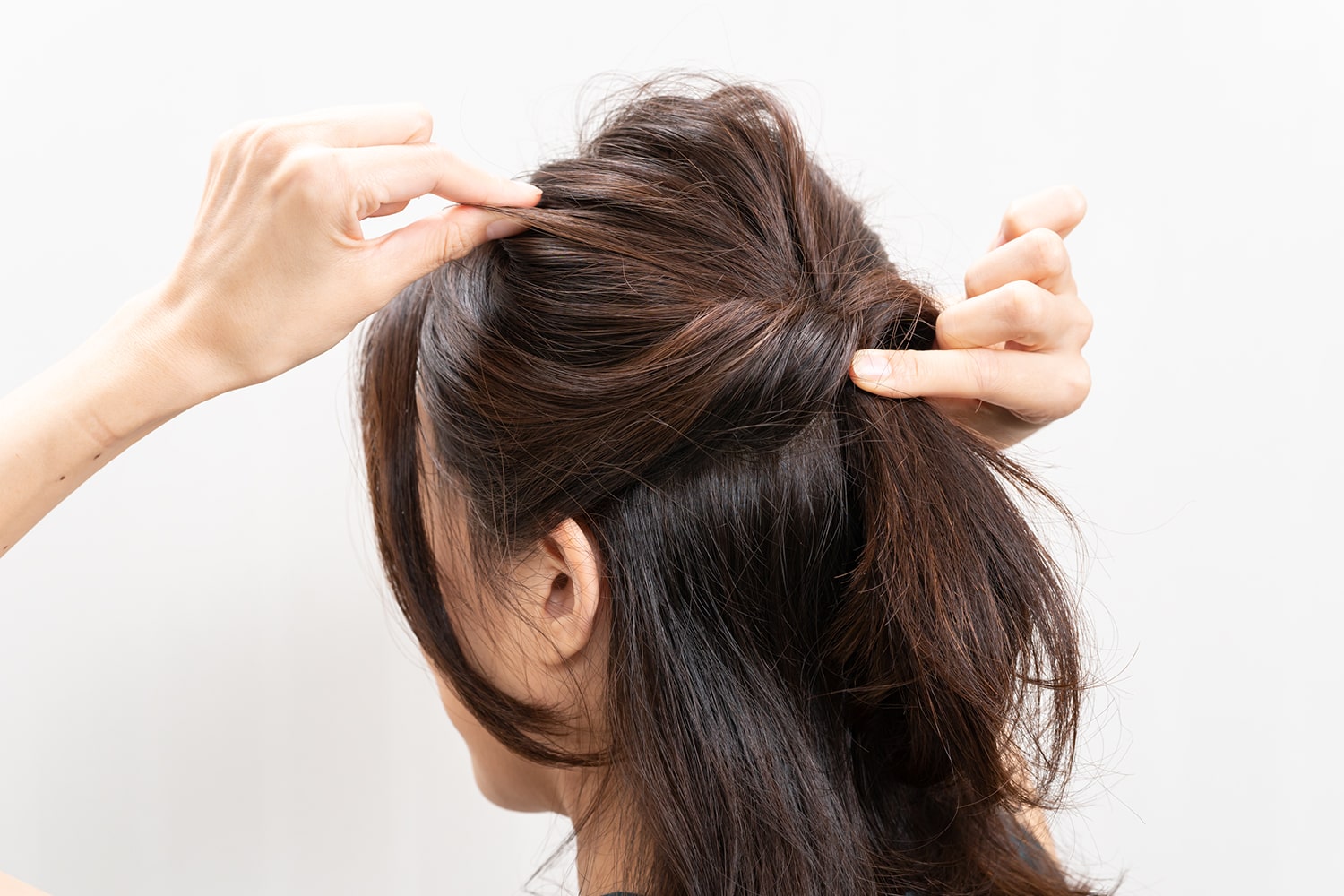 3で引き出した場所以外で、全体のバランスを見ながら、ひとつまみずつ毛束を引き出す。