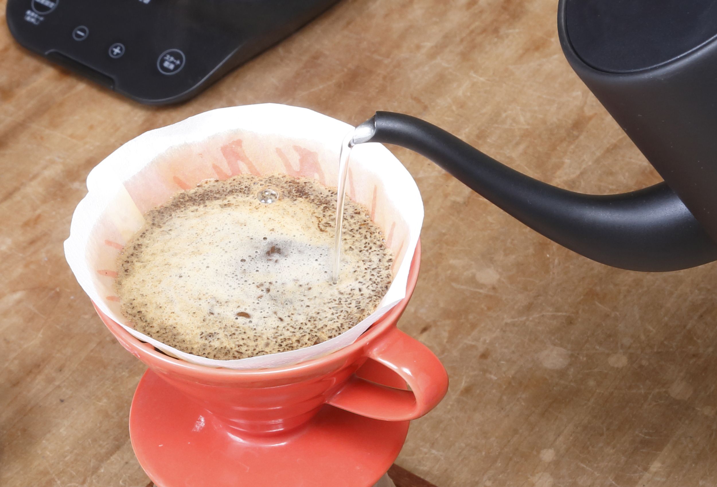 お湯を途切れずに注げるように先端部分を細くデザイン。急須やコーヒーカップなどにも注ぎやすい。
