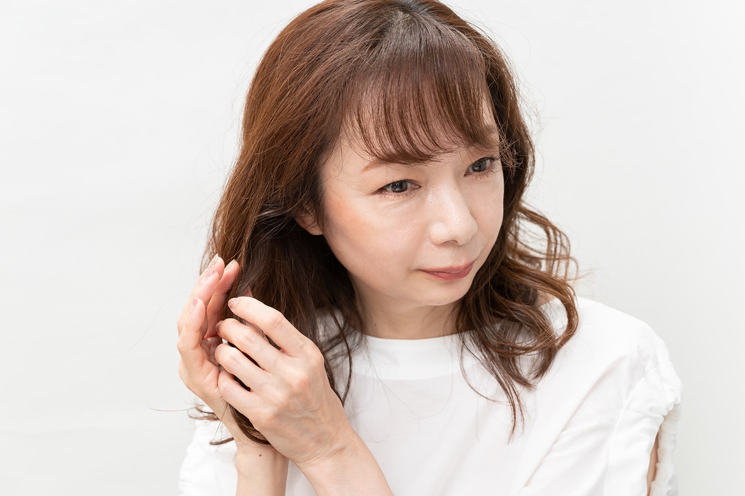 パサついて広がりやすい毛先を中心にクリームをなじませる。