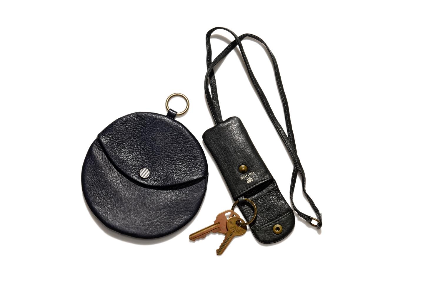 (左)【W12×H12cm】コインケース¥22,000・(右)【W4.3×H8.5×D2cm】キーケース¥18,000(ポスタルコ 京橋店)