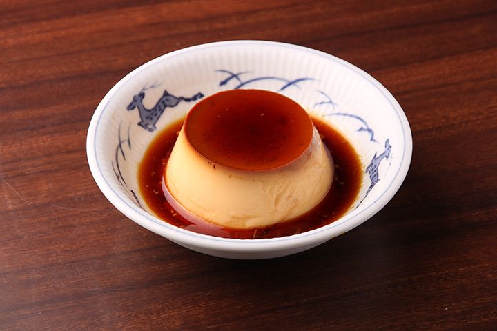 昔ながらにしっかりと焼き上げたフレンチスタイルのプリン。江戸博店オリジナルのちょっとビターなカラメルがクセになる「昔ながらの焼きプリン」