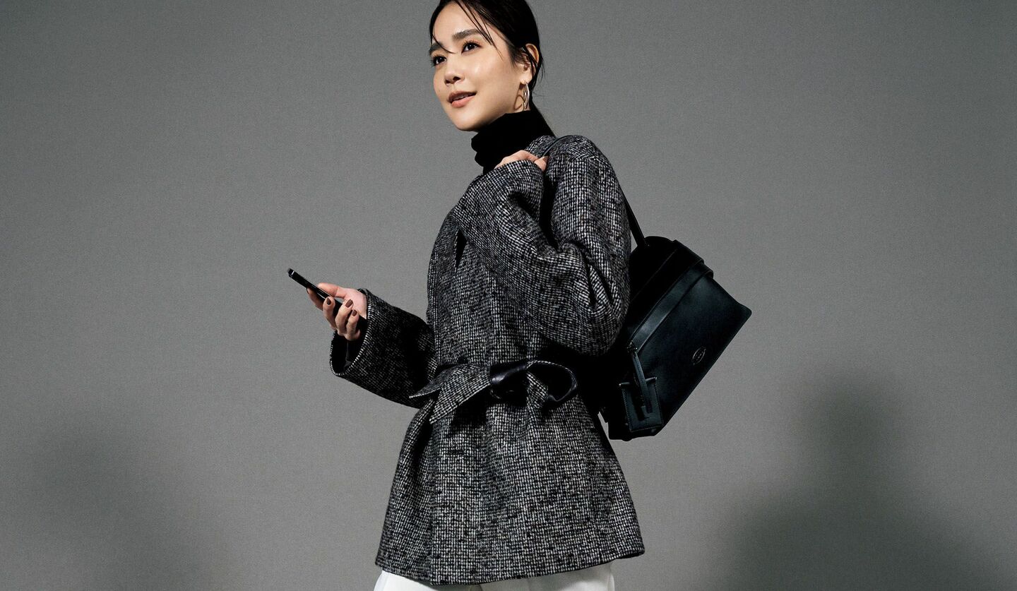 「ガブリエラ ハースト」の白パンツと「バウト」のツイードジャケットを着用したモデル