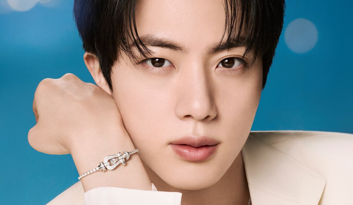 ジュエラー「FRED（フレッド）」の『フォース10 フレッドヒーローカット ブレスレット』を纏うBTSのJINさんの画像