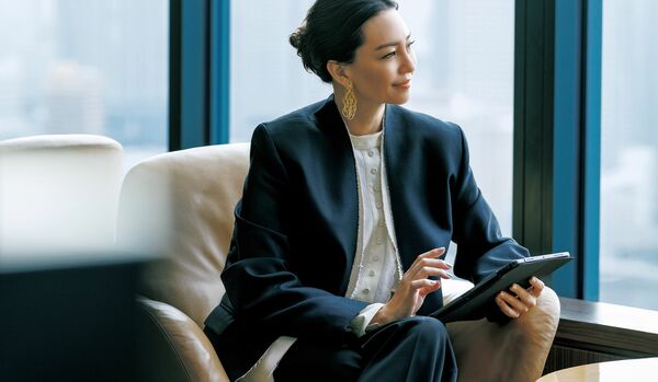 上下黒でも「モードな黒ジャケット×ほんのり甘いフリルブラウス」で、バランスのとれたスーチングスタイルに