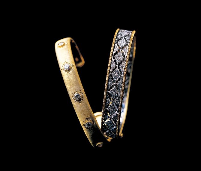 左のバングルは、細い針を用いてゴールドの表面に繊細なラインを施していく、手彫り技術「インチーゾリガータ」によるもの。まるでシルクサテンを思わせる艶やかな質感にうっとり。菱形の透かし模様をカットワークで施した右のバングルは、エレガンスもシャープさも兼ね備えた逸品。バングル左／［イエローゴールド×ダイヤモンド］￥1,400,000・右／［イエローゴールド×ホワイトゴールド×ダイヤモンド］￥4,100,000（共に税抜）　