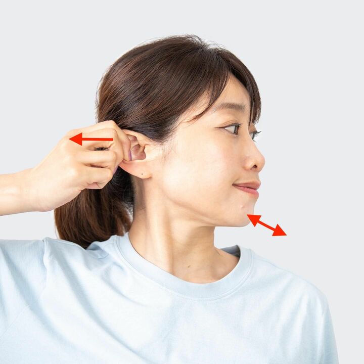 耳を引っ張ったまま、あごを前後に動かす