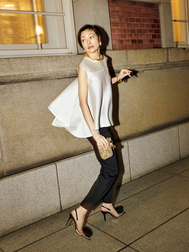 「M・fil」のブラウスと「エステータ」のパンツを着用したモデルの太田莉菜さん