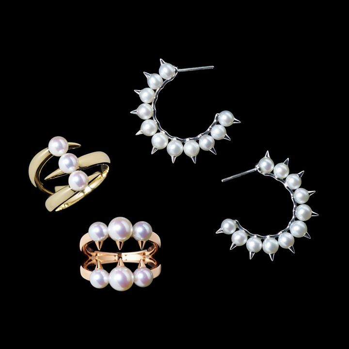 繊細なトゲがパールから飛び出すフープピアス『デインジャー トライブ』￥178,000【ホワイトゴールド×淡水真珠】・リング［上］クロウ（かぎ爪）を模した野性的なゴールドが指を覆う。『デインジャー クロウ』￥250,000【イエローゴールド×あこや真珠】・［下］牙をもつ食虫植物が葉を広げて獲物を狙う瞬間をリングに。『デインジャー シグネチャー』￥260,000【SAKURA ゴールド×あこや真珠】（TASAKI） 