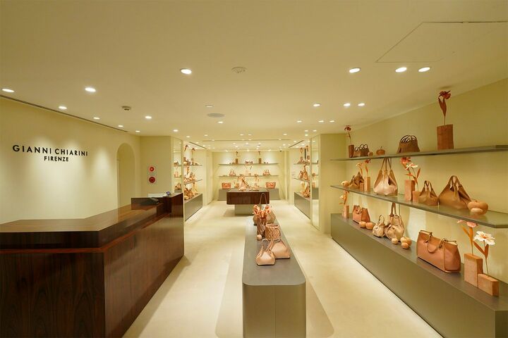 「ジャンニ キアリーニ銀座店」の店内カット