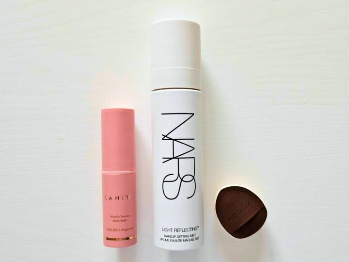 左/KAHI WRバウンス マルチバーム 9g ¥3,190 中/NARS ライトリフレクティング メーキャップセッティングミスト 90ml ¥5,610 右/スポンジ・私物