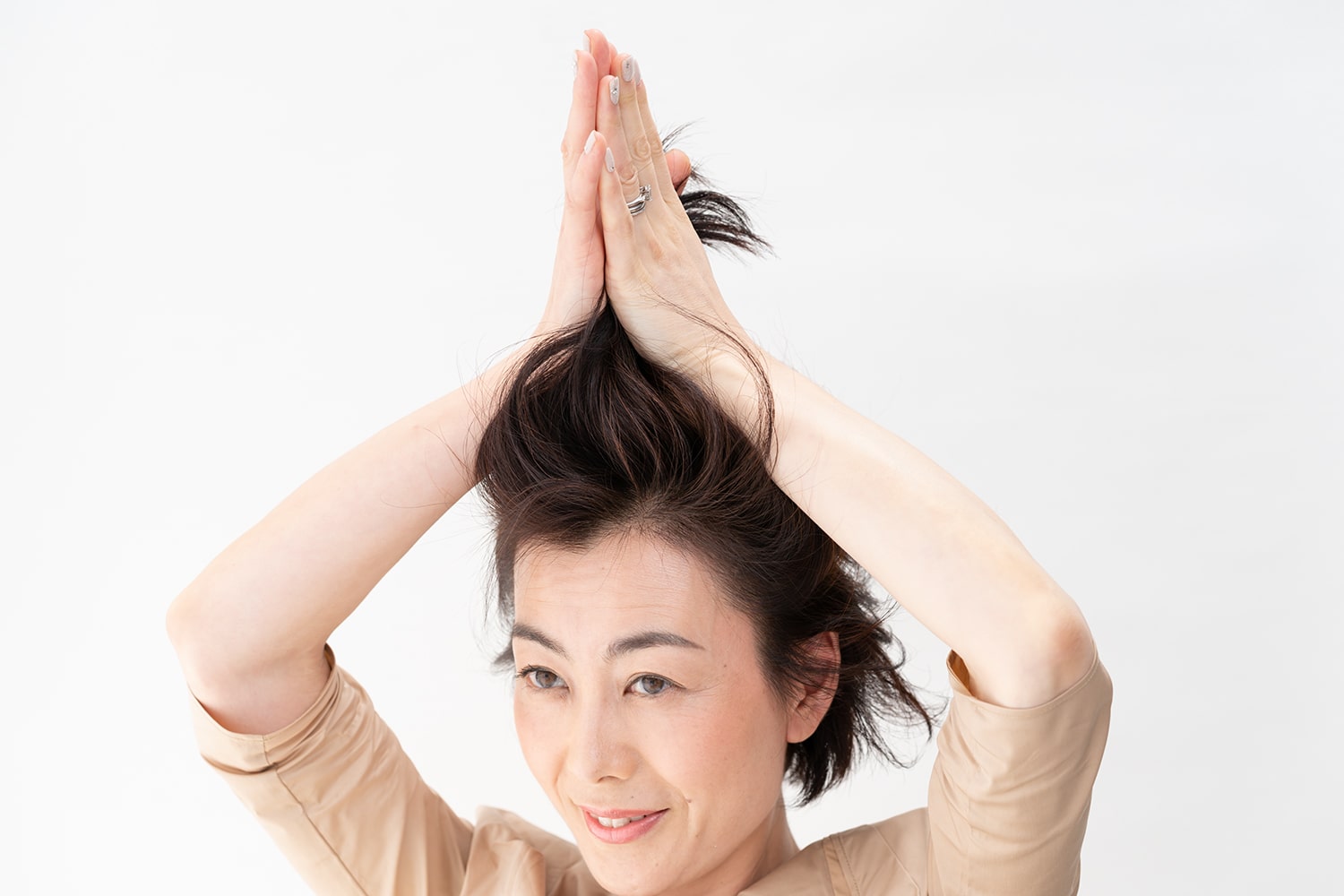 パール粒ふたつ分くらいのワックスを手のひらと指の隙間に広げたら、地肌から持ち上げるように髪全体を持って、持ち上げながらなじませる。根元からしっかりとつけて。