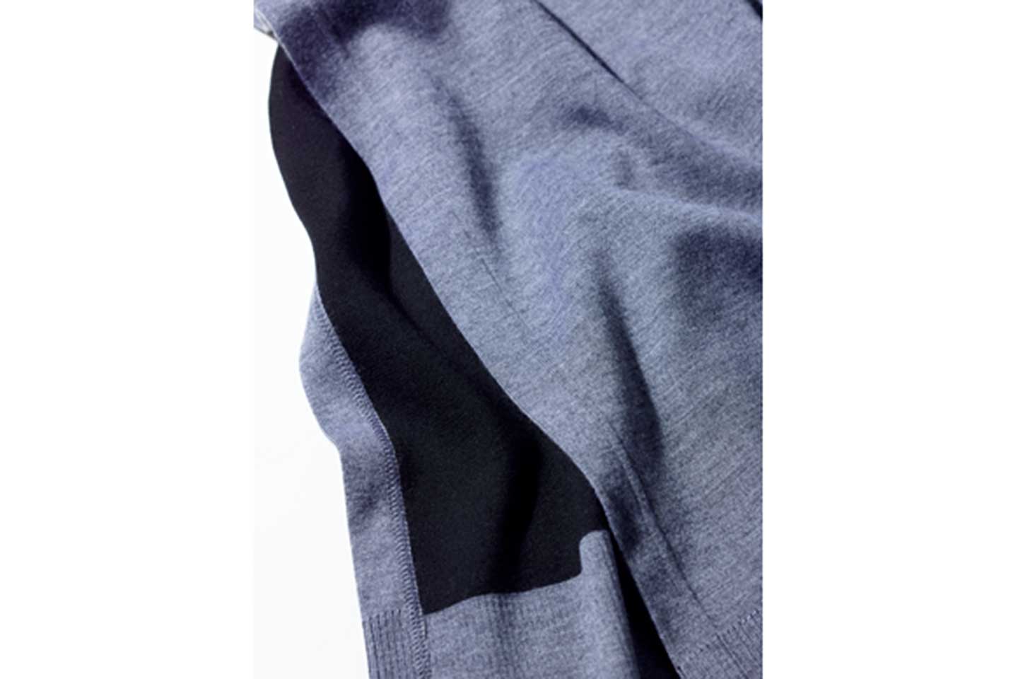 Look!なめらかなカシミア×コットンに、ストレッチ性に優れた素材を混紡。軽やかな着心地の一枚は、ジェットセッターの旅支度の必需品。サイドが開いたデザインで、動きやすいのも魅力。