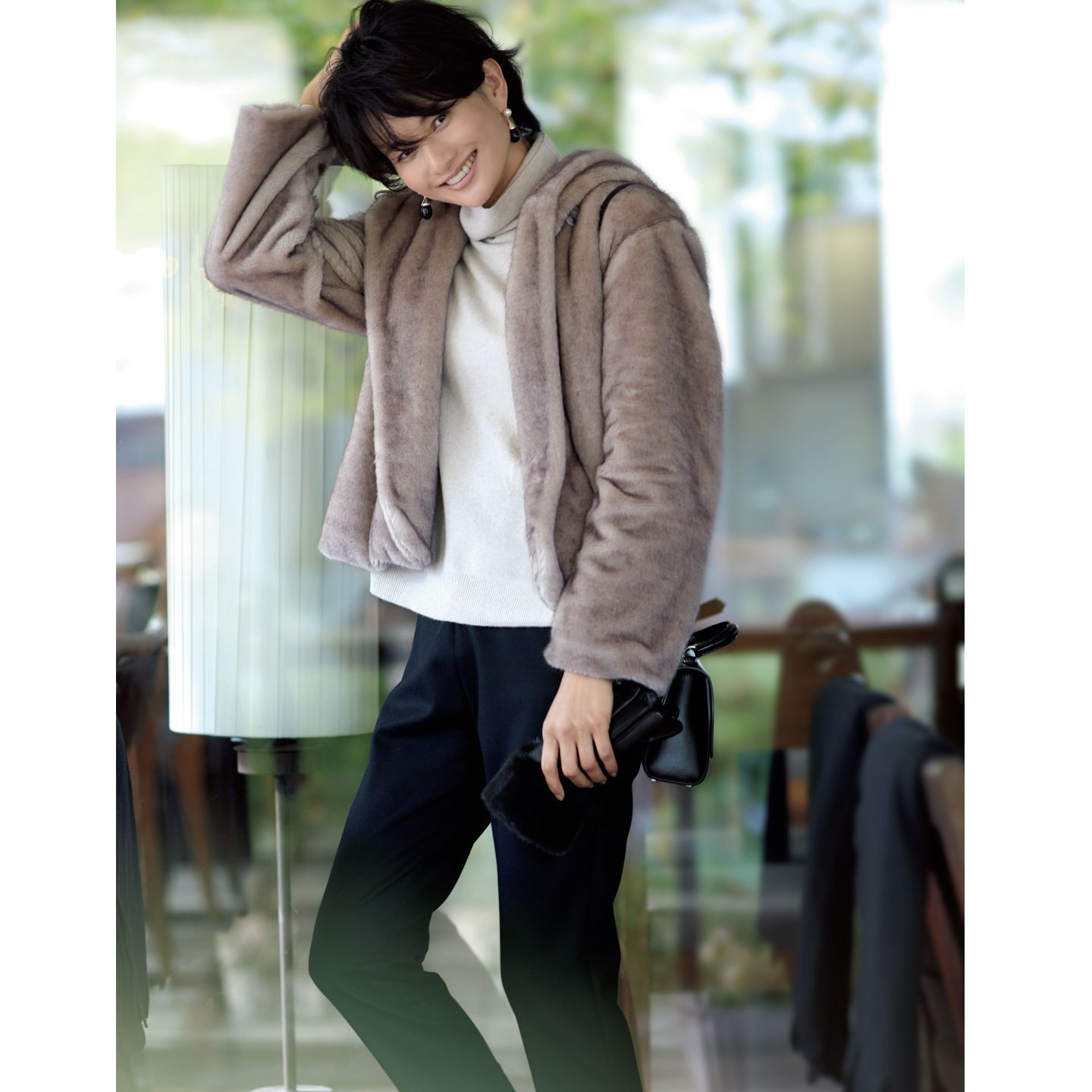 ブルゾン¥69,000(Theory luxe)、ニット¥32,000(wb)、パンツ¥42,000(REYC)、手袋¥97,000(キートン)、ピアス¥80,000(ストラスブルゴ〈ソフィー ブハイ〉)、バッグ¥500,000(モワナ メゾン GINZA SIX)