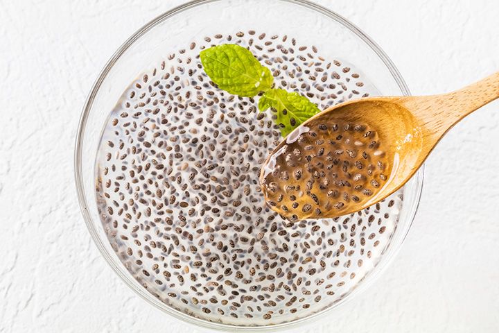 水に浸すと約10倍以上に膨らんでジェル状になるチアシード