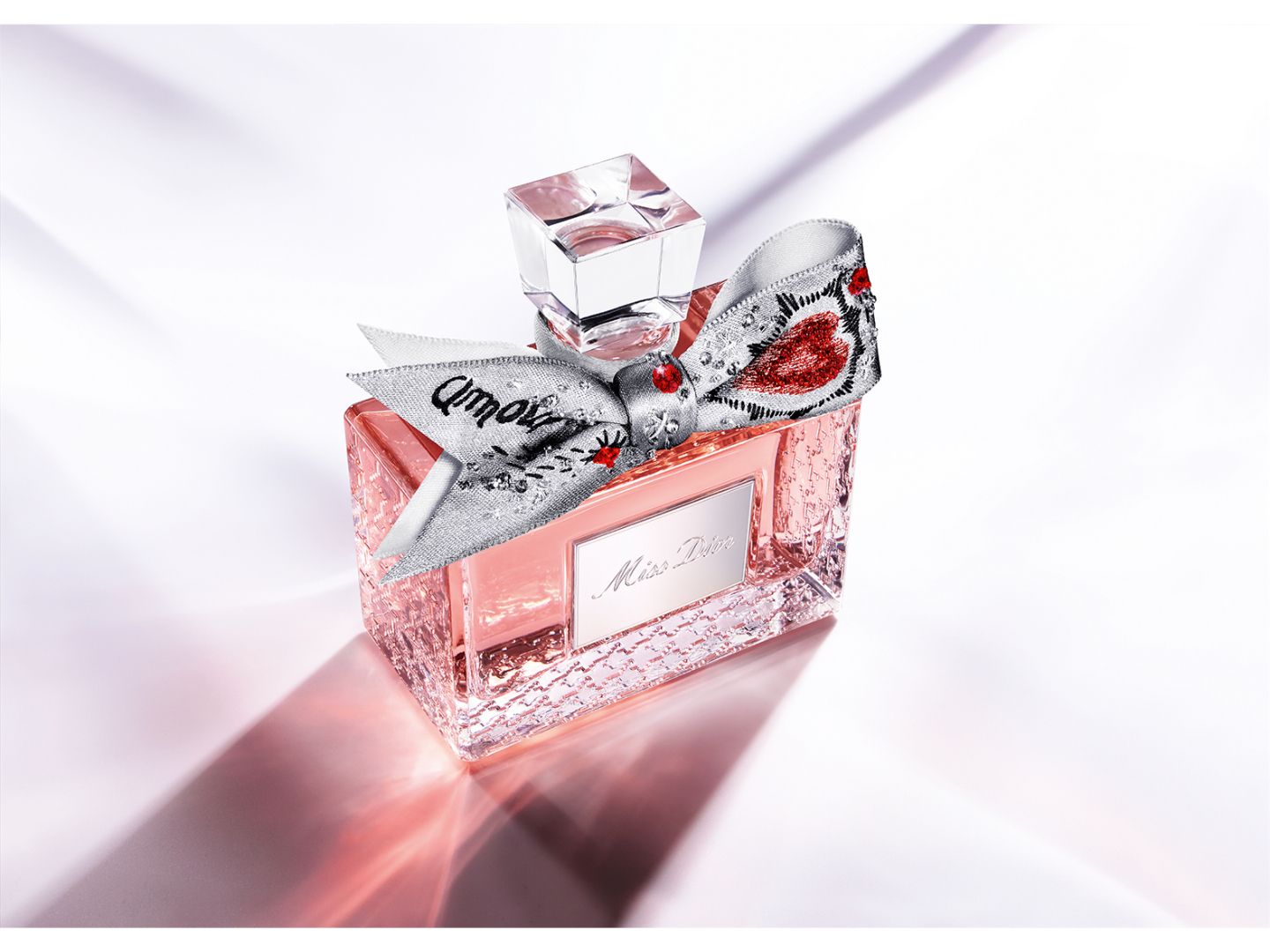パルファン・クリスチャン・ディオール ミス ディオール オードゥ パルファン ラブ エディション 200ml ¥250,000(税抜) @Courtesy Christian Dior Parfums *会場にて受注販売