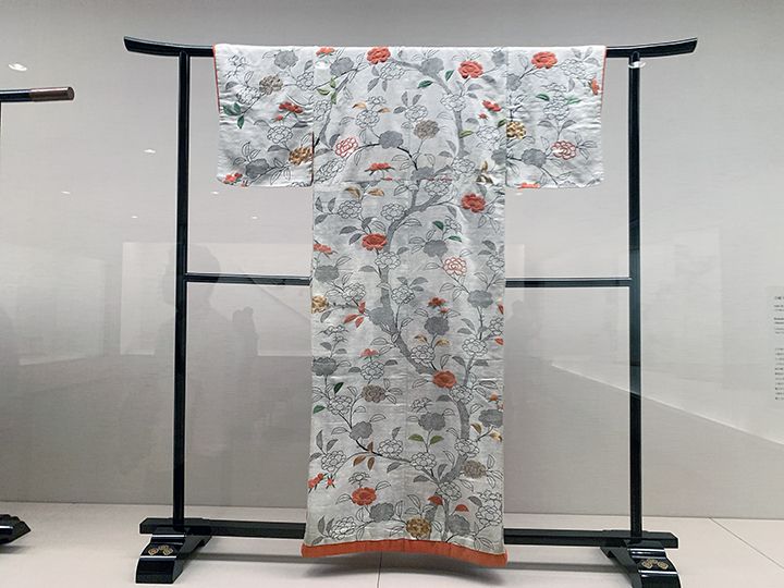 展覧会「白ーはじまりの色ー」では●●時代の小袖の着物も展示されている