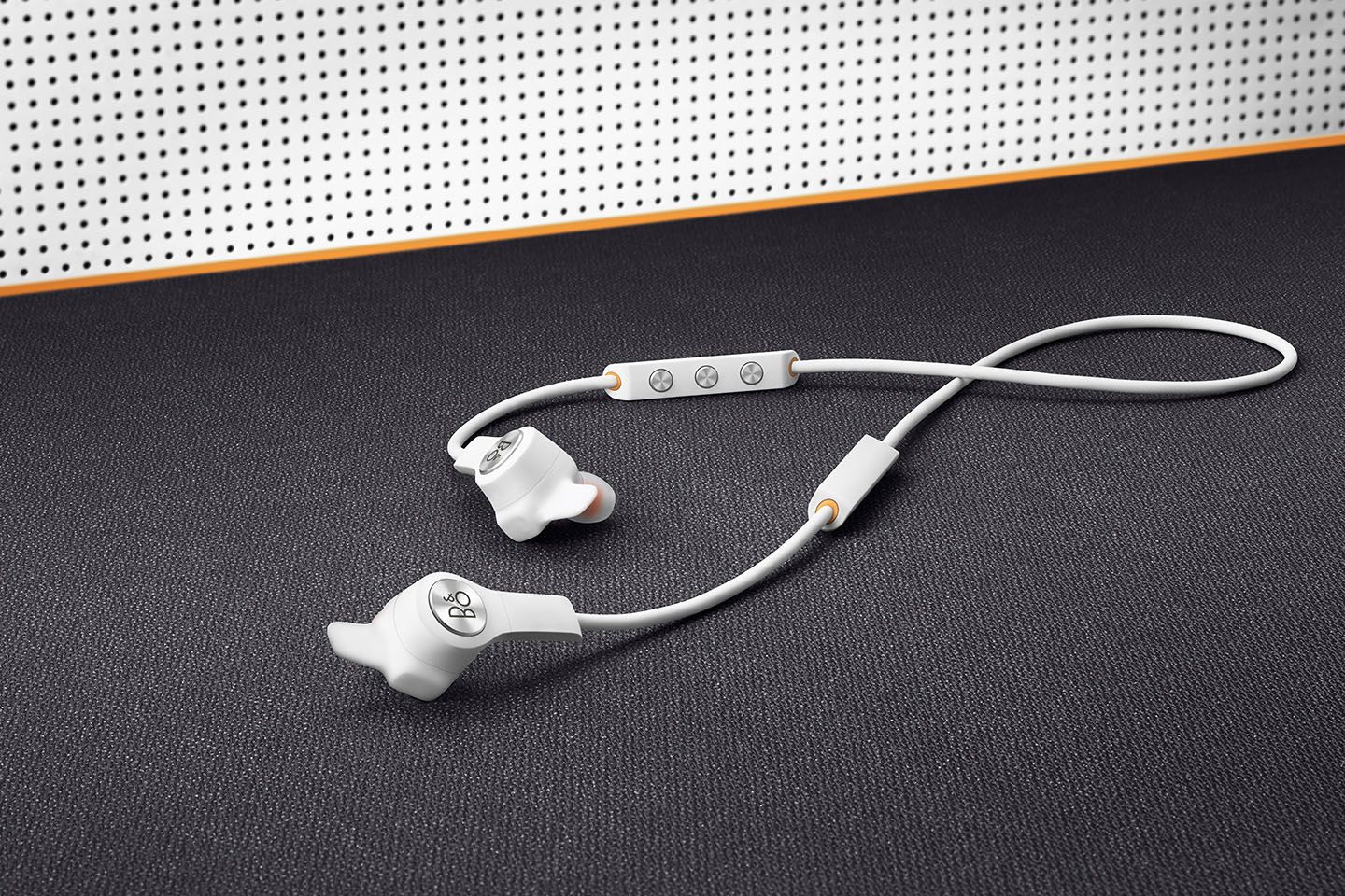 イヤフォン「Beoplay E6 Motion」¥29,800(税込)