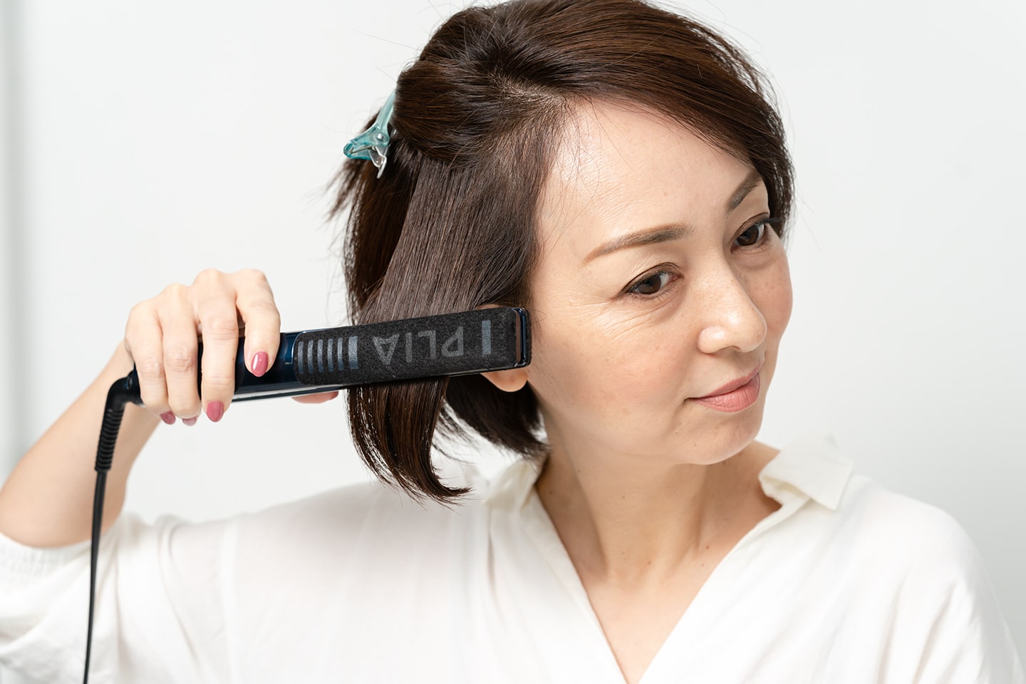 根元あたりからアイロンを通し、毛先だけやや内向きに。