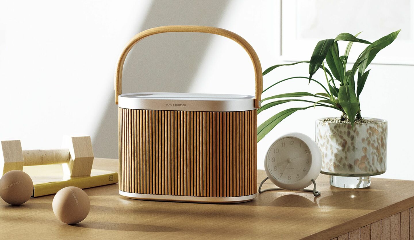 俳優・モデルの大政 絢さんが愛用されているこだわりのポータブルスピーカー『Beosound A5』の画像