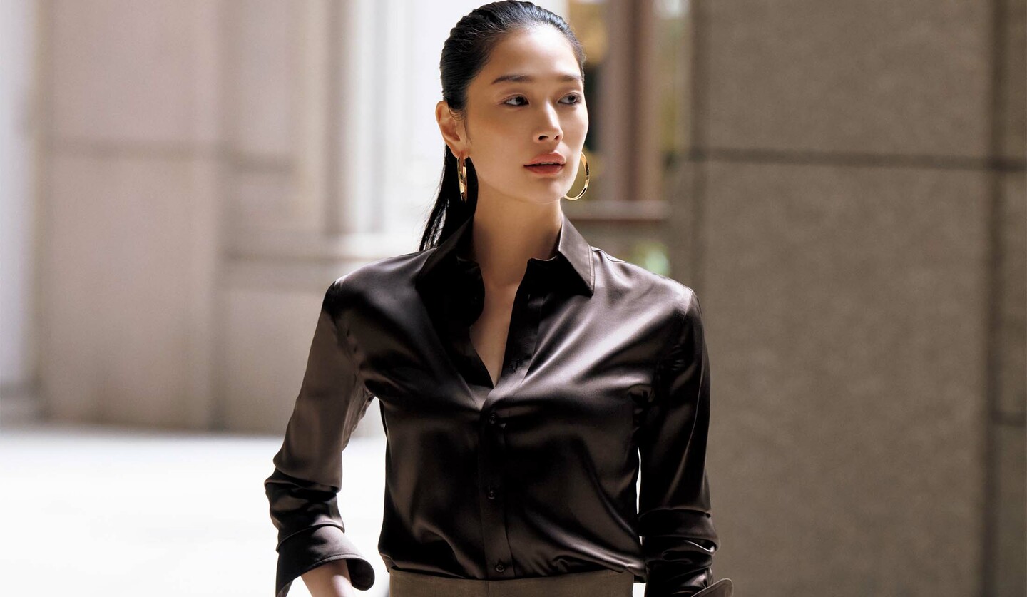 ラルフ ローレン コレクションのシルクシャツを着用したモデルの大塚まゆかさん