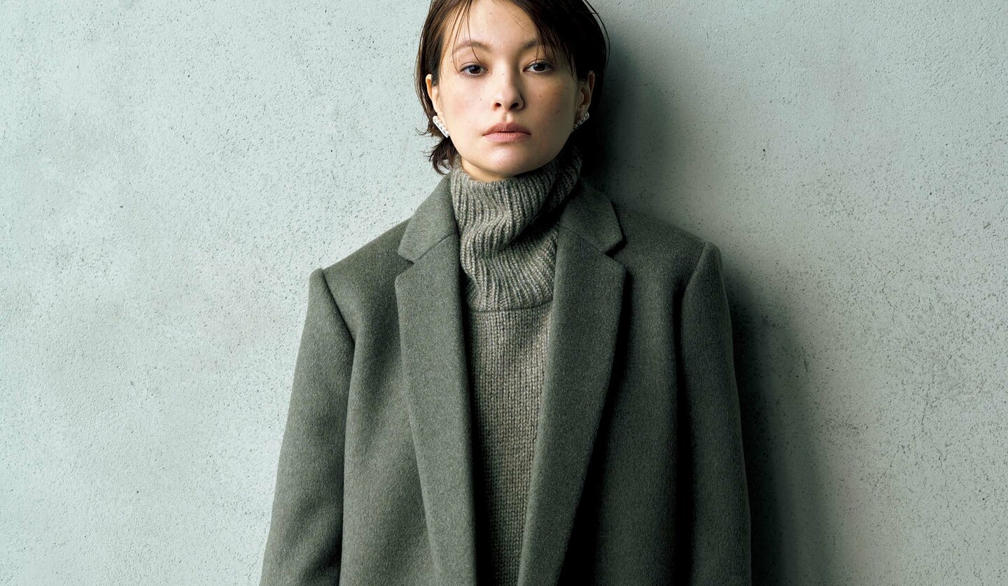 「ザ・ロウ」のコートを着用したモデルの太田莉菜さん