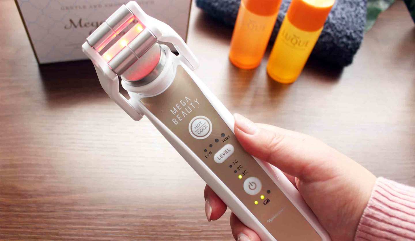 美容家電に詳しいフリーライターがおすすめするナリス化粧品のメガビューティを手に持っている手元の写真