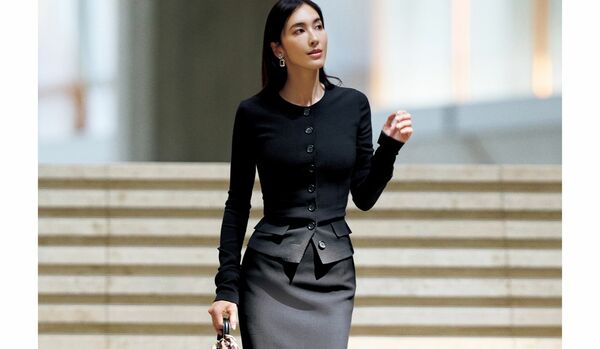 端正さと動きやすさを備えた「ドルチェ&ガッバーナ」の洗練タイトスカート|足元に抜け感をもたらす、ミディ丈が今年流