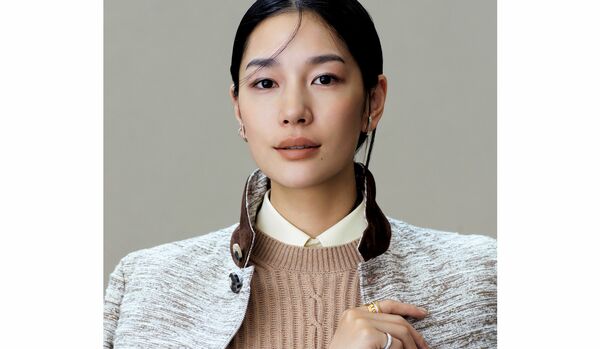 上品なコンフォート感に満ちた「シャツ×クルーネックニット」レイヤード|襟をインにすることが旬の空気感を生む鍵に