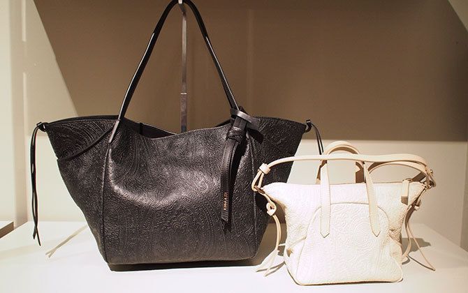 エトロ（ETRO）のペイズリー柄が型押しされたヌーボラバッグ左[W26xH26xD24cm]￥198,000、右[W20xH22xD10cm]￥124,000（ともに税別）