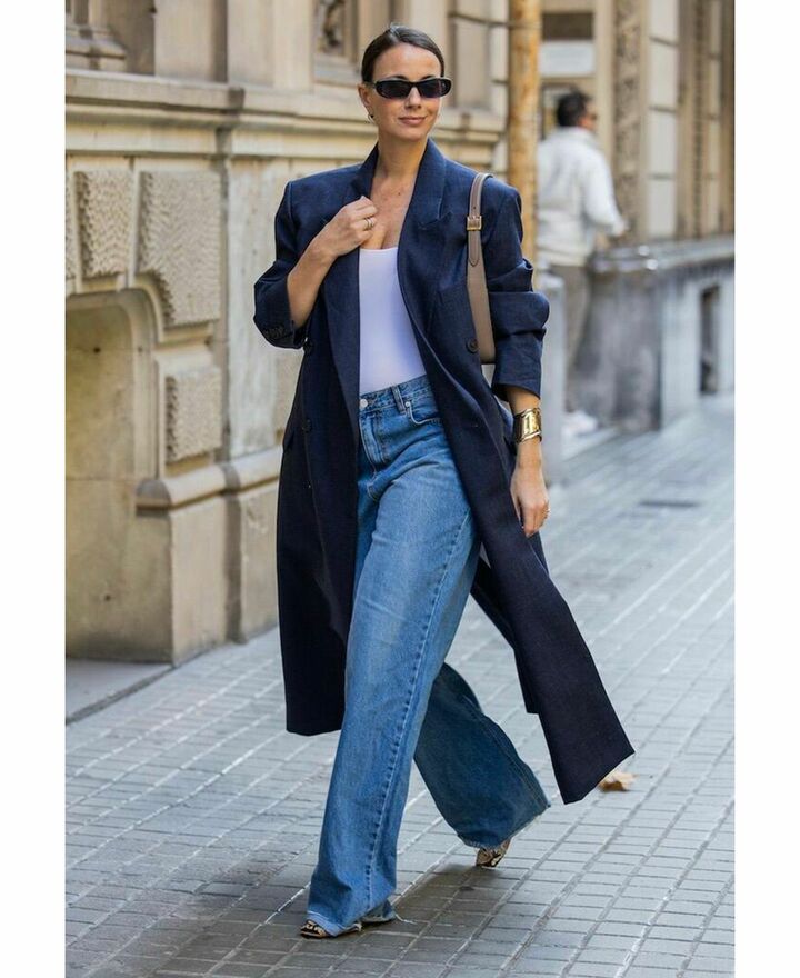 ライトブルーのワイドデニムパンツコーデ