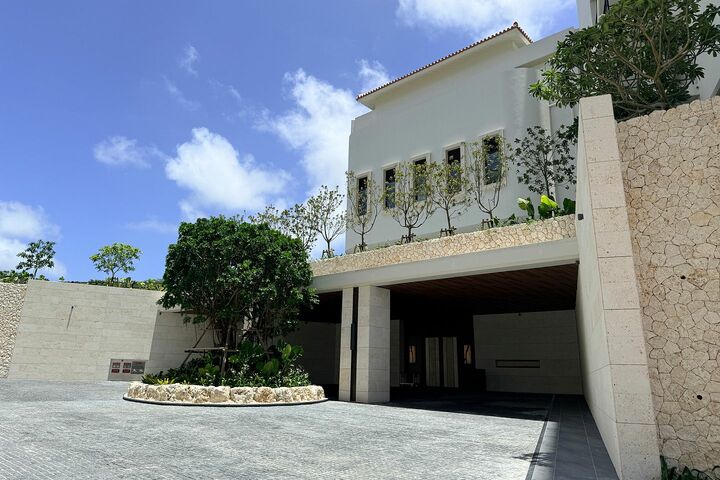 リゾートホテル「BLISSTIA SUITES ＆ RESORT 沖縄恩納村」のエントランス