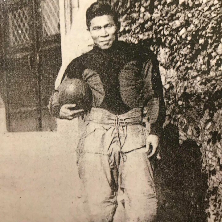 アメフト姿の岡部平太。1917年、米国シカゴで。