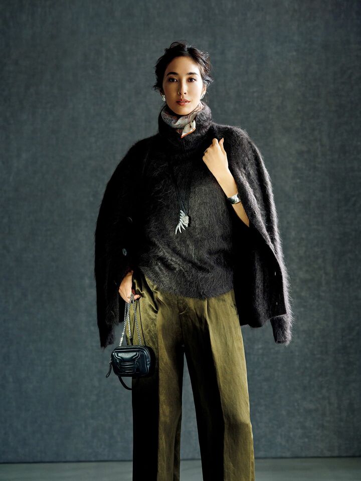 ファーカシミアニットにメタリックサテンのパンツを合わせたモデルの立野リカさん