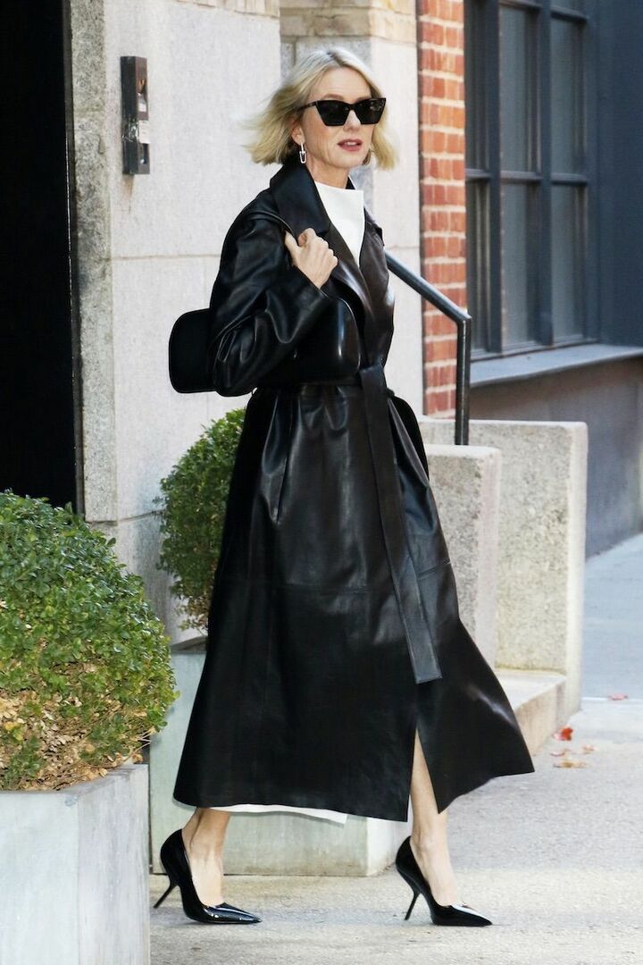 ヒールに特徴的のあるパンプスが、レザーコーディネートのモダンさを後押し。