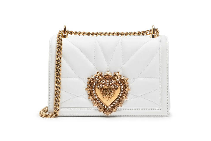 オプティカルホワイトはミディアムとミニのみの展開。「ディヴォーション バッグ」ミディアム￥215,000[幅21x高さ14.5x奥行き3cm　ブラック、レッド、オプティカルホワイトの3色展開]　©Dolce&Gabbana