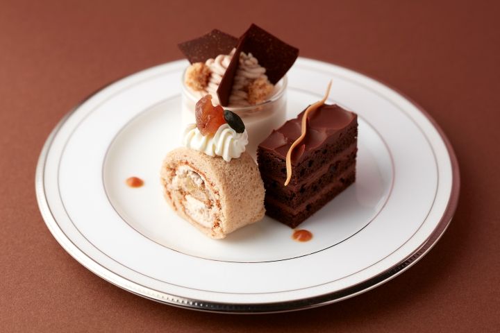 左下から反時計回りに/マロンのロールケーキ、ガナッシュチョコレートケーキ、マロンのパンナコッタ モンブラン風