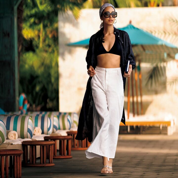 シャツ¥39,000／参考価格（アマン＜フィナモレ＞） スイムウエア［上下セット］¥11,000（プチバトー） パンツ¥56,000 （インドゥエリス） スカーフ¥18,000（マッキントッシュ青山店 ） ピアス¥ 22,000（アガット） リング¥51,000（ステディ スタディ＜トムウッド＞） サンダル¥28,000（アマン＜イル サンダロ オブ カプリ ＞） サングラス¥44,000（ケリング アイウエア ジャパン＜ボッテガ・ヴェネタ＞）[Precious2019年8月号70ページ] 撮影／水田 学